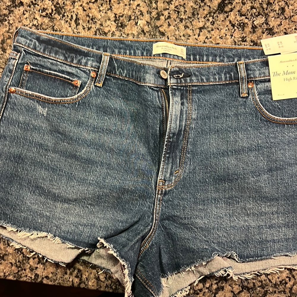 NWT The Mom Short